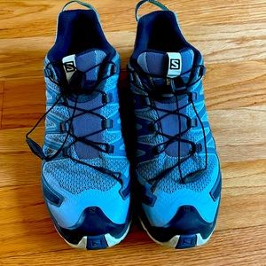 Like new Salomon XA Pro 3D trail running shoes.